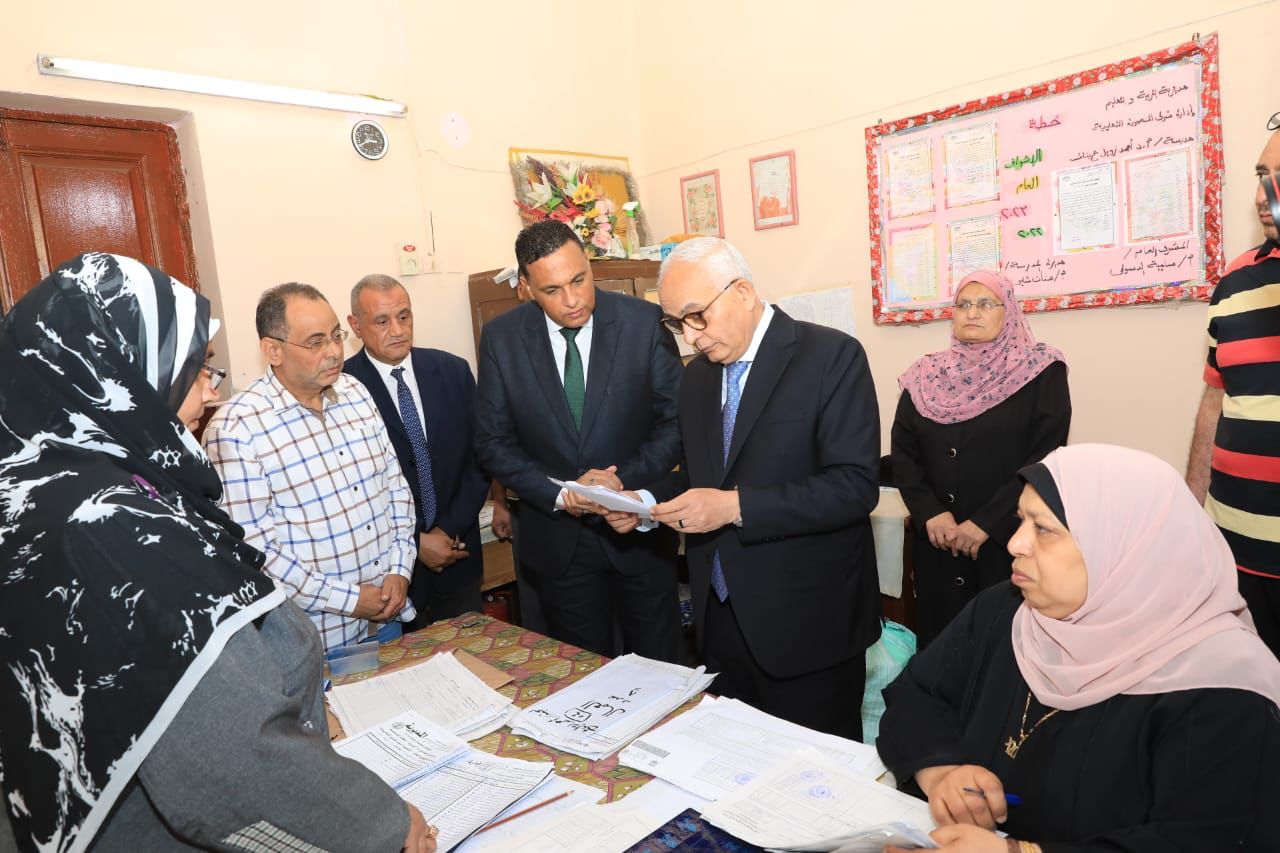 وزير التعليم يتفقد امتحانات الشهادة الإعدادية