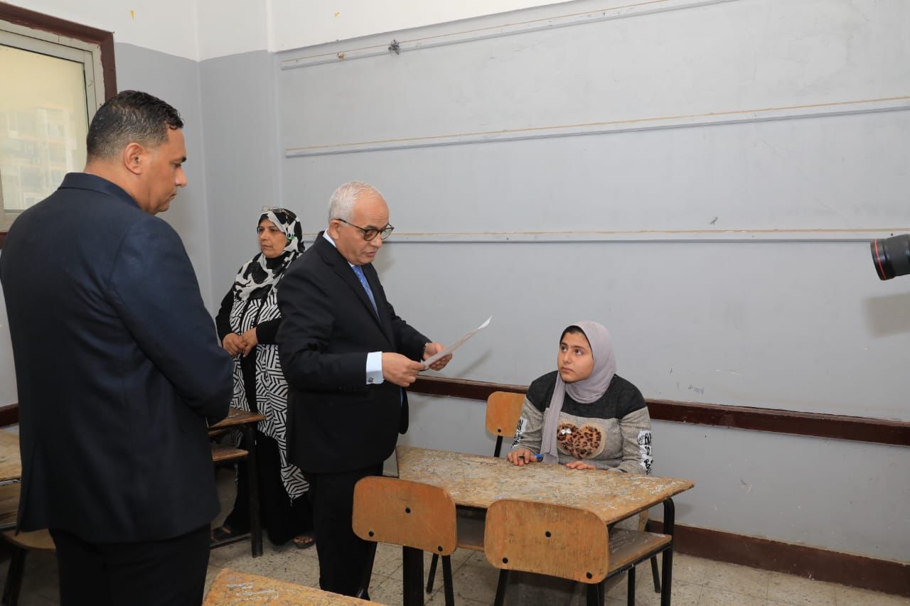 وزير التعليم يتفقد امتحانات الشهادة الإعدادية