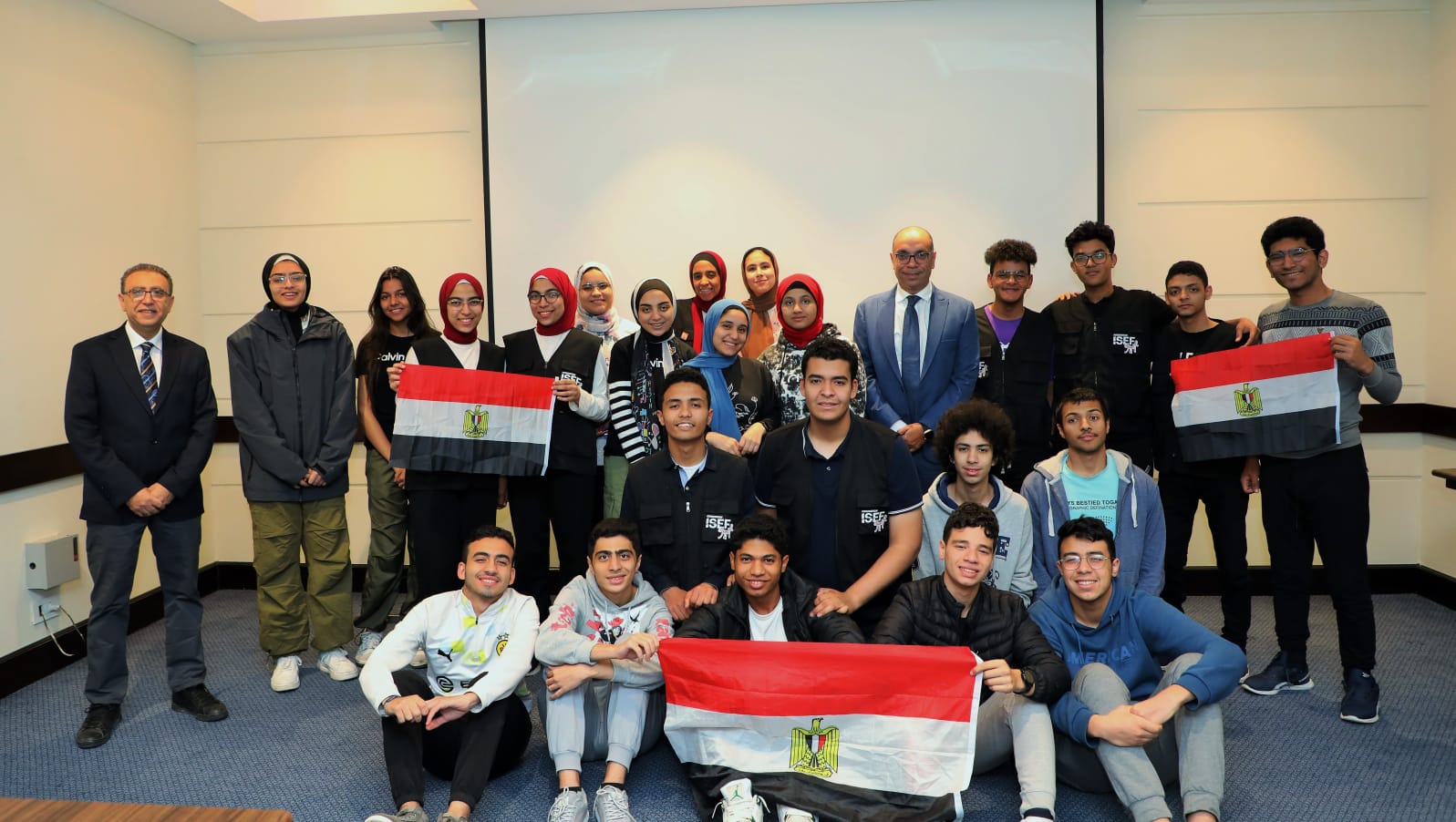 الطلاب الفائزون في معرض أيسف