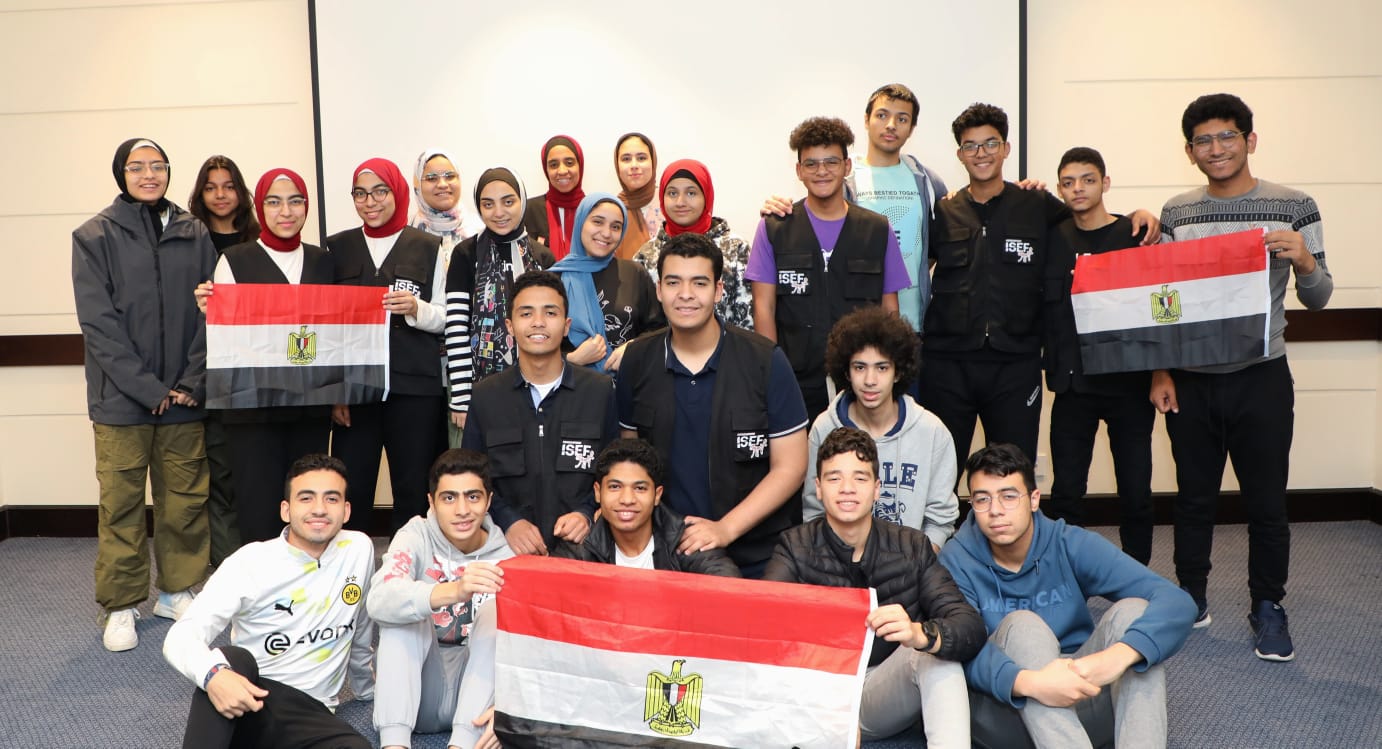 الطلاب الفائزون في معرض أيسف