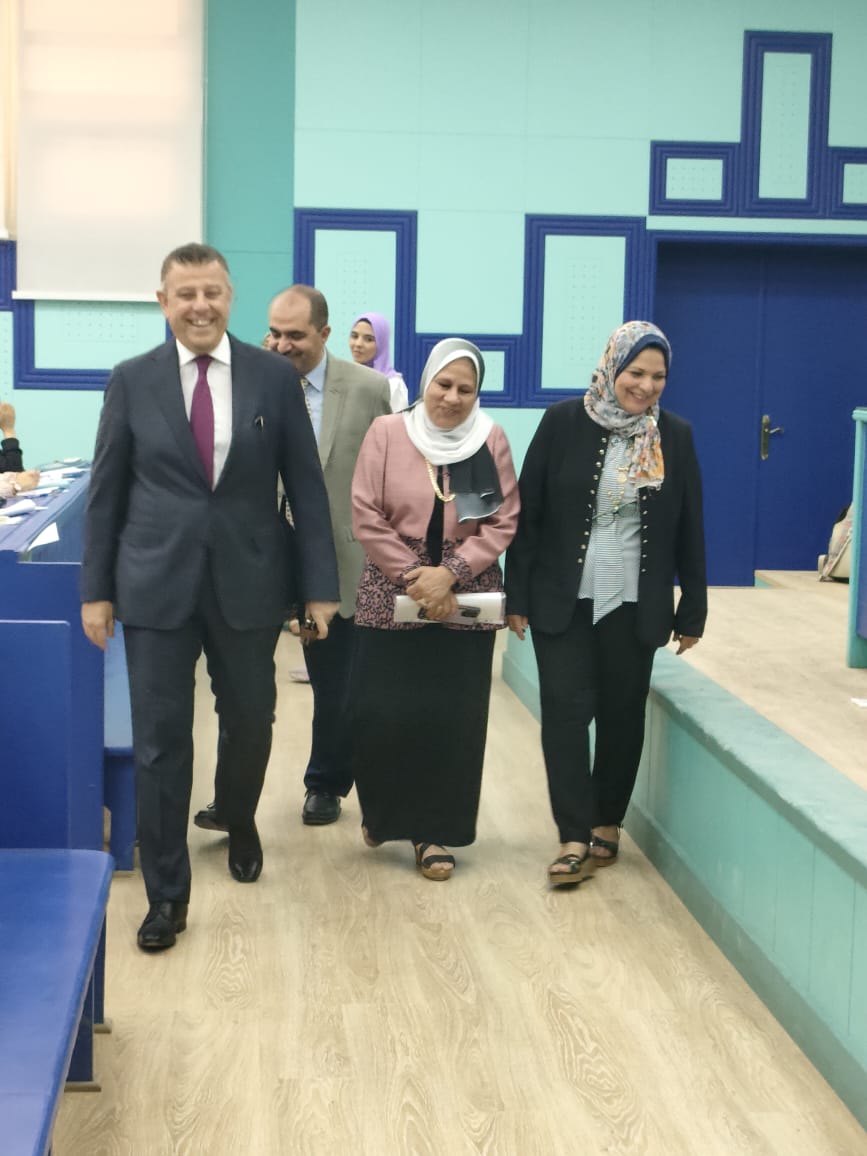 رئيس جامعة عين شمس في كلية العلوم