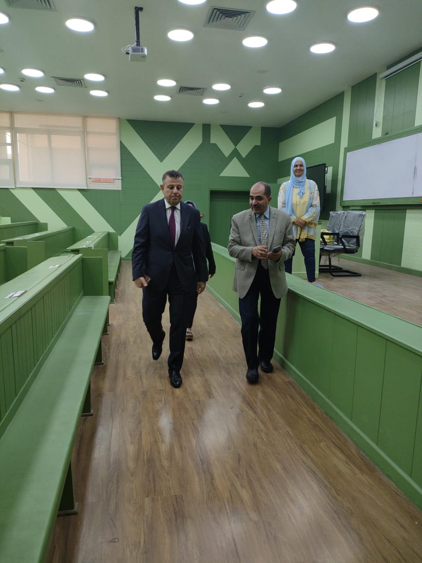رئيس جامعة عين شمس في كلية العلوم