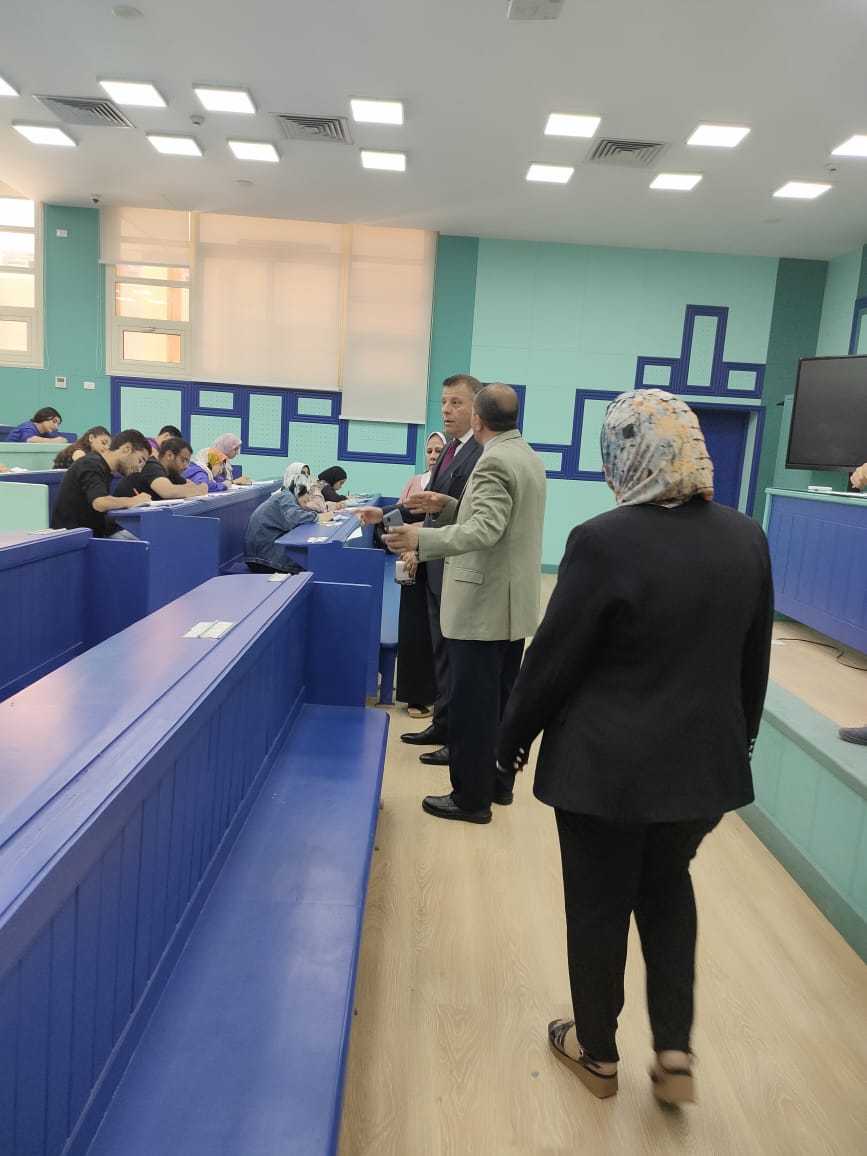 رئيس جامعة عين شمس في كلية العلوم