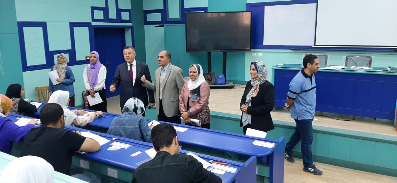 رئيس جامعة عين شمس في كلية العلوم