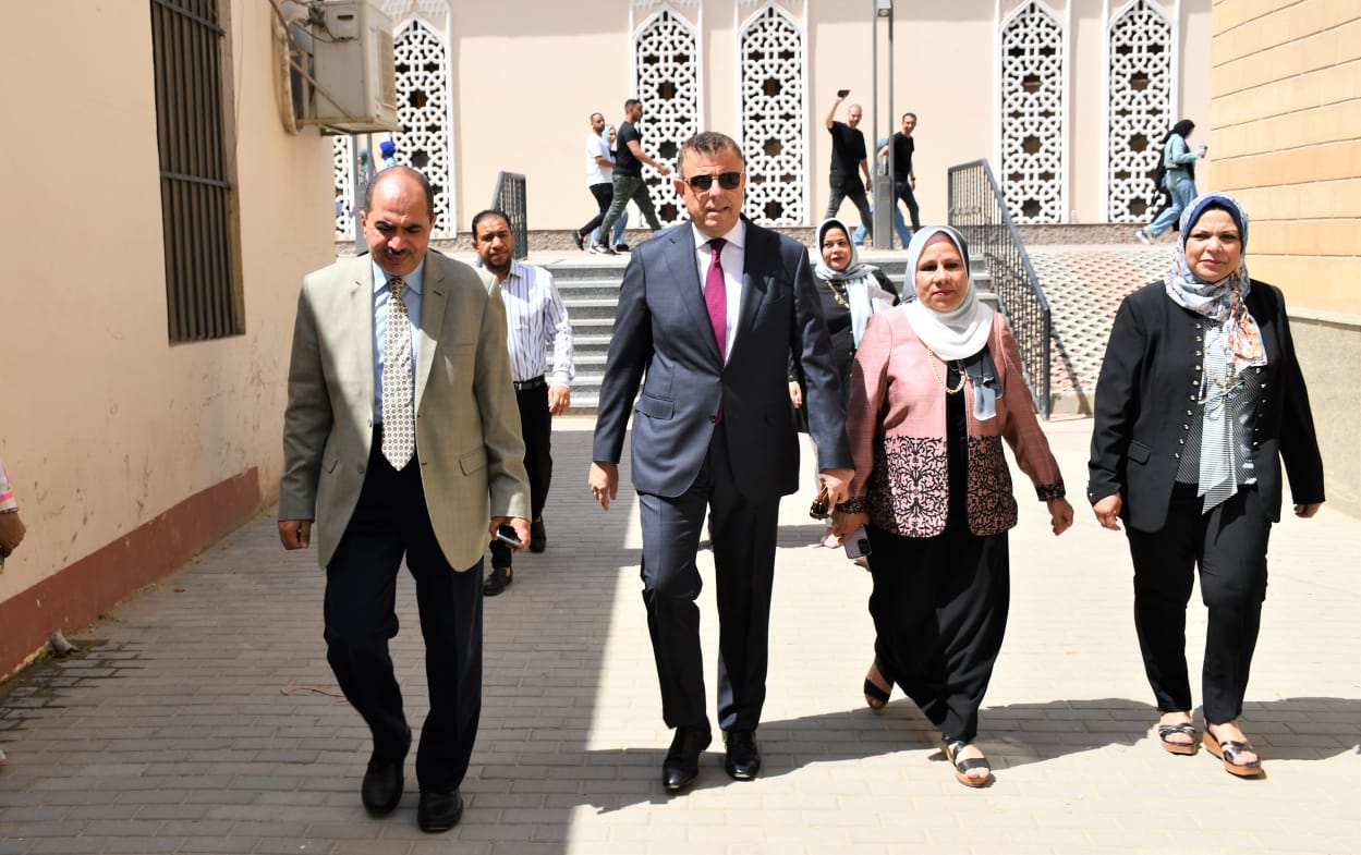 رئيس جامعة عين شمس في كلية العلوم