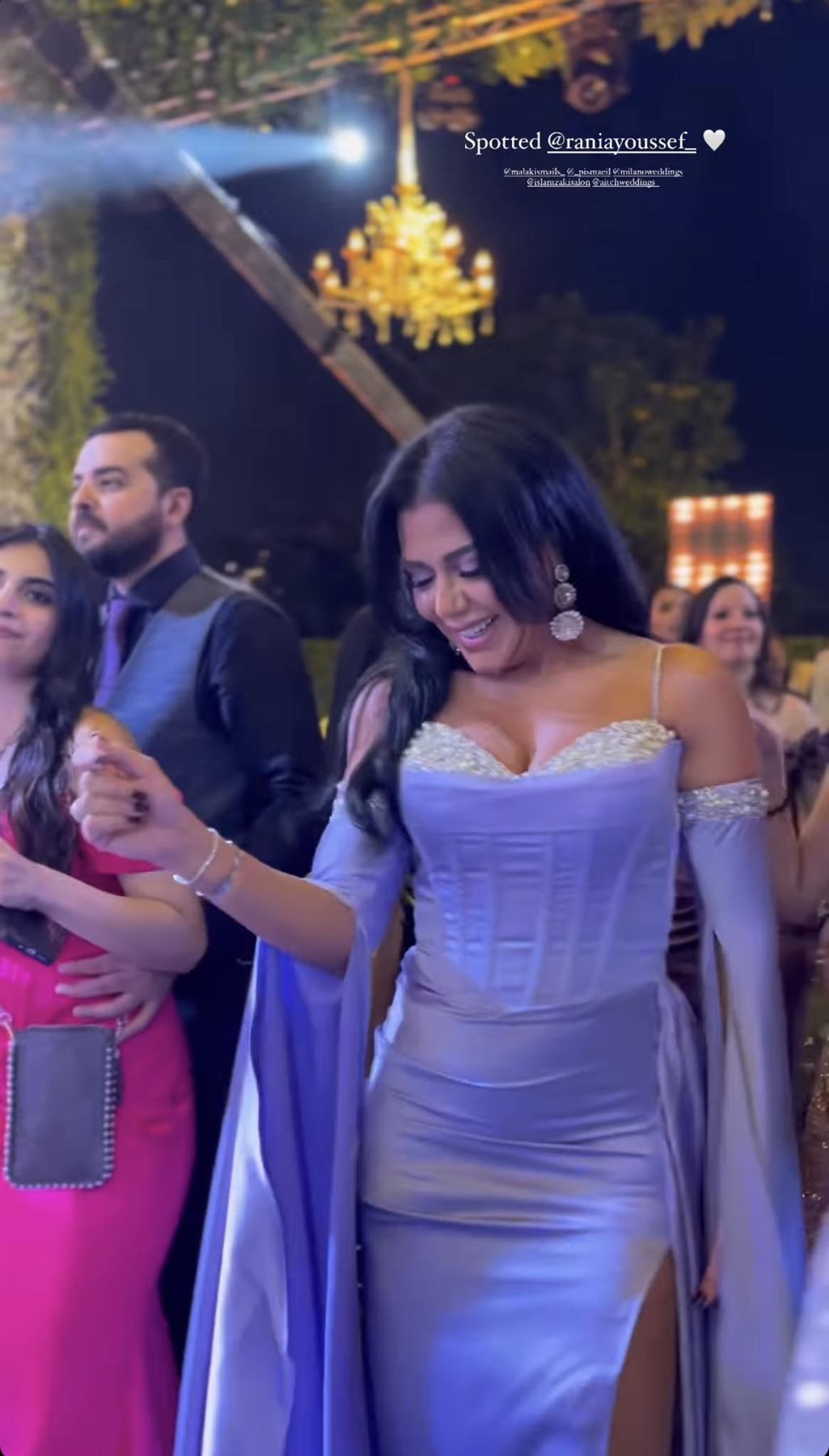 رانيا يوسف تخطف الأنظار بوصلة رقص في إحدى حفلات الزفاف (فيديو)