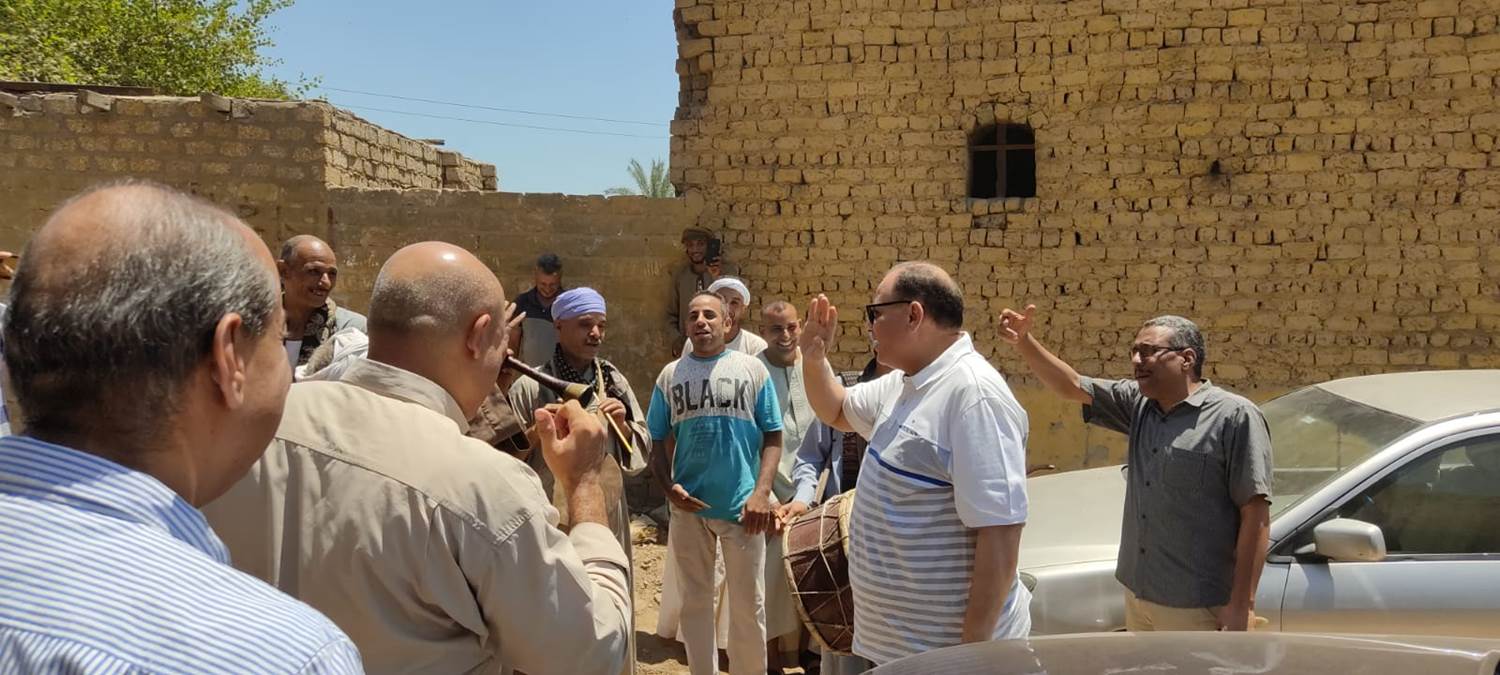 استقبال شعبي لمحافظ أسيوط بالطبل البلدى في قرية كوم أبو شيل