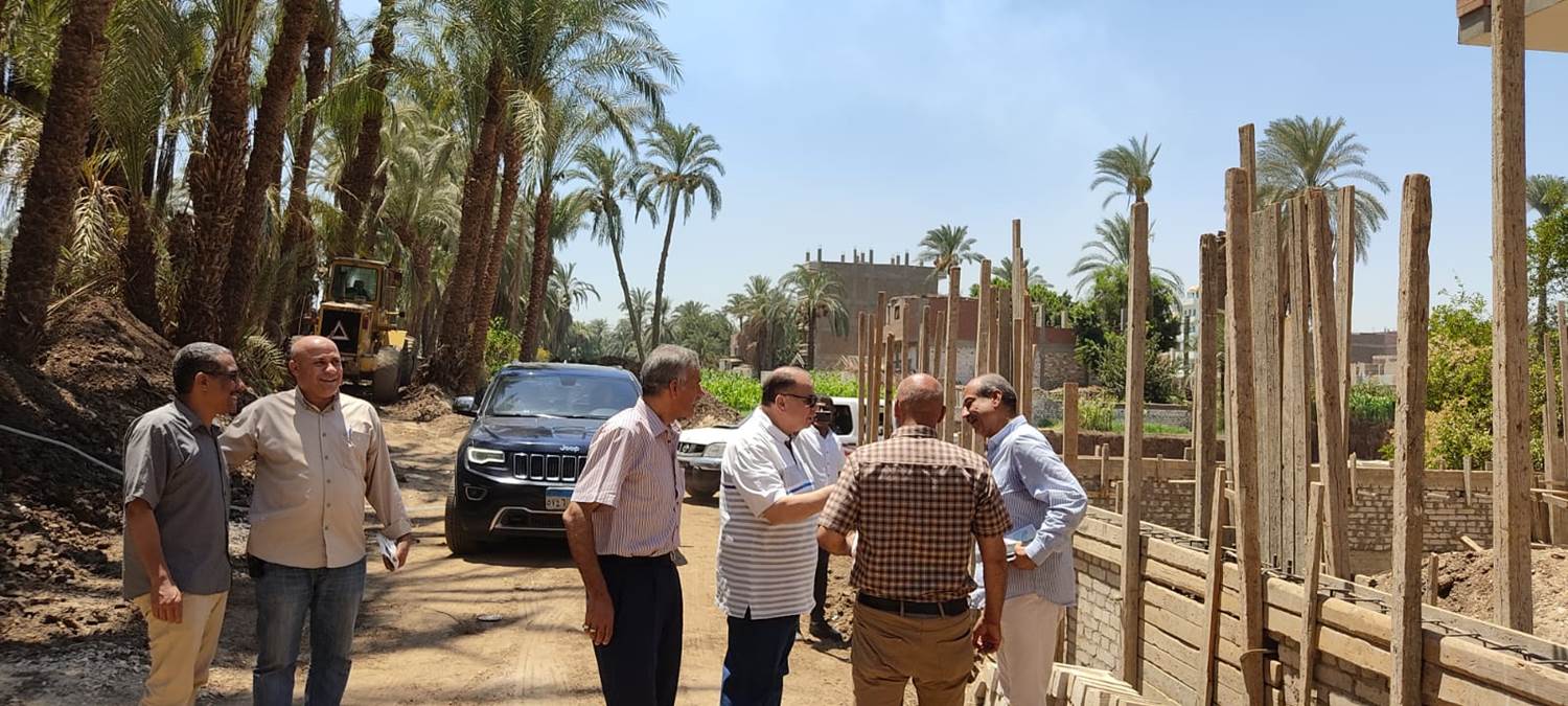 استقبال شعبي لمحافظ أسيوط بالطبل البلدى في قرية كوم أبو شيل