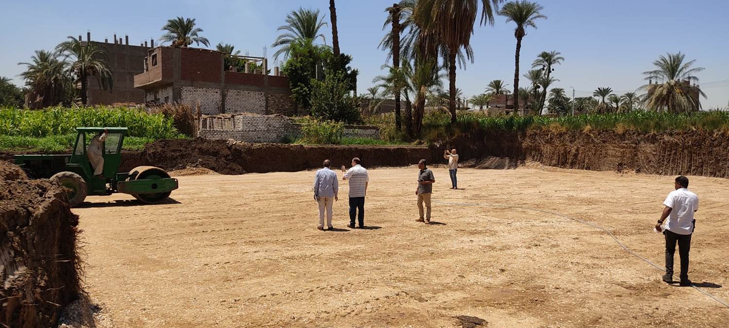 استقبال شعبي لمحافظ أسيوط بالطبل البلدى في قرية كوم أبو شيل