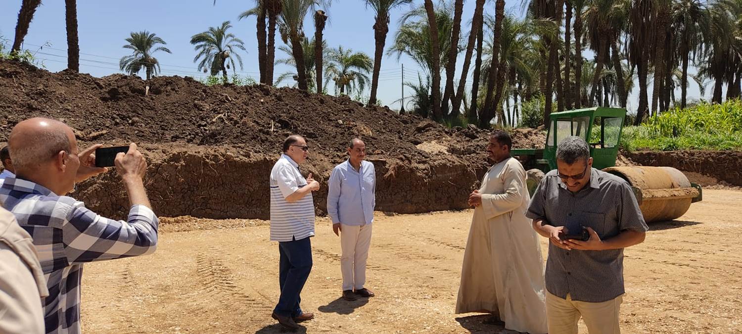 استقبال شعبي لمحافظ أسيوط بالطبل البلدى في قرية كوم أبو شيل