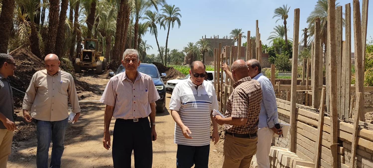 استقبال شعبي لمحافظ أسيوط بالطبل البلدى في قرية كوم أبو شيل