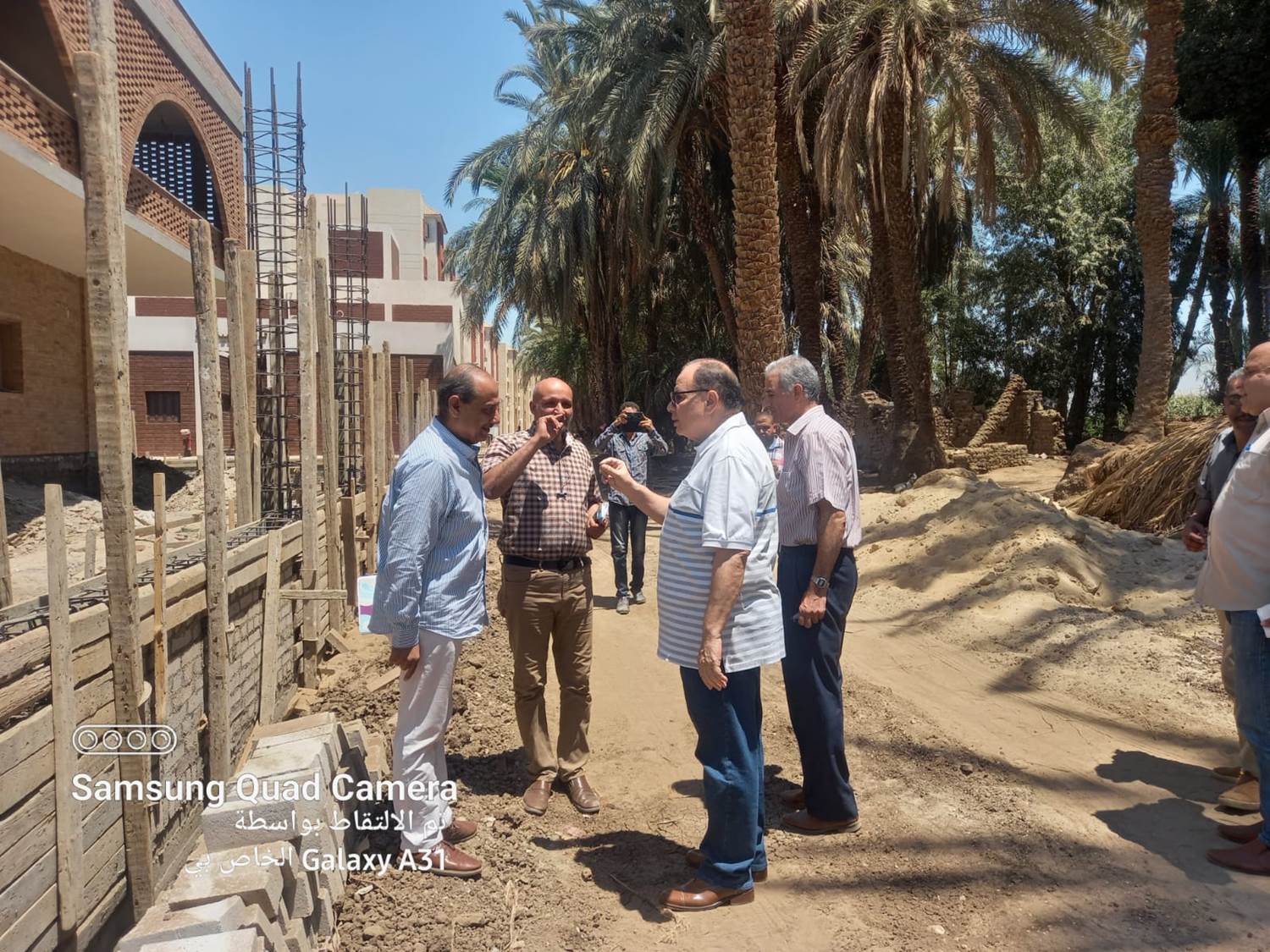 استقبال شعبي لمحافظ أسيوط بالطبل البلدى في قرية كوم أبو شيل