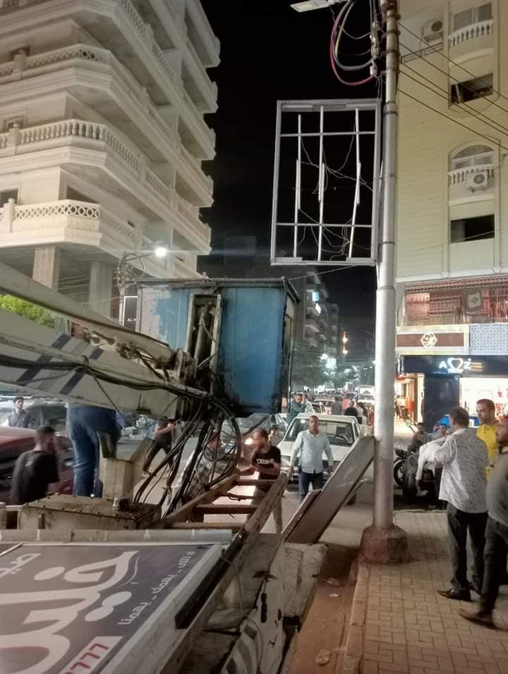 فصل الإضاءة عن الإعلانات بشوارع وميادين حي شرق اسيوط