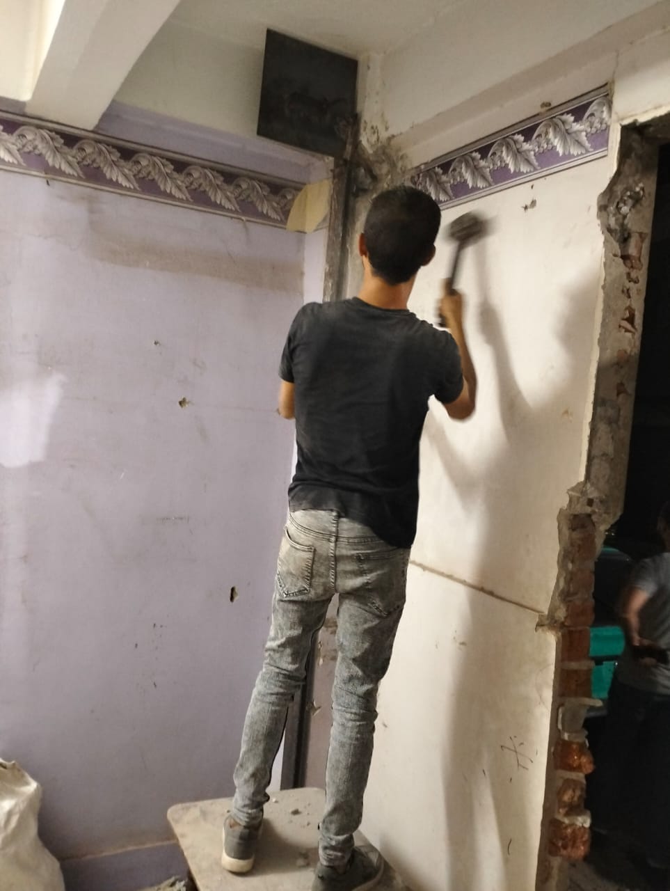 شرق-أسيوط-يواجه-أعمال-البناء-غير-المشروعة-في-الحي