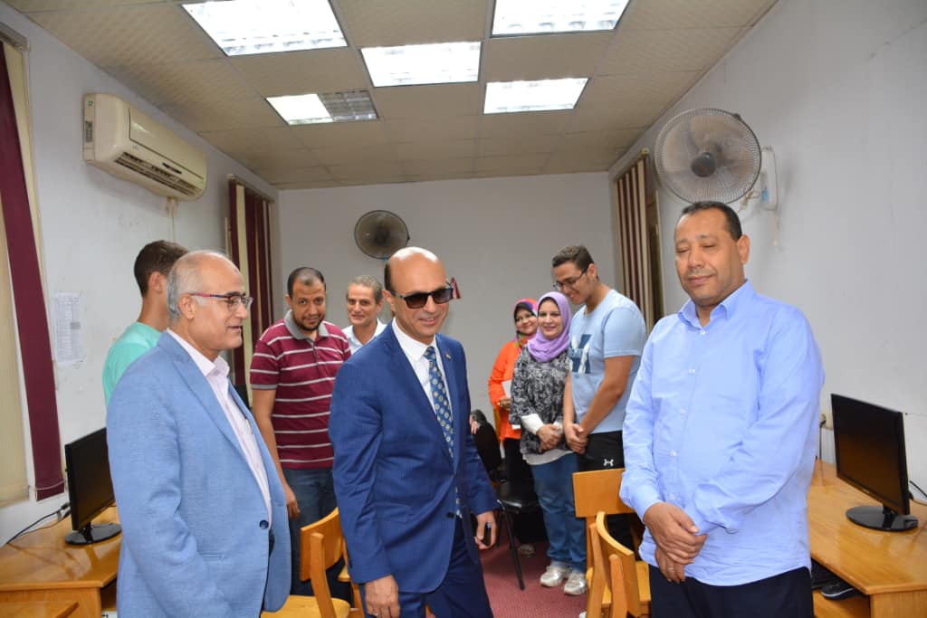 رئيس جامعة أسيوط يتفقد أعمال مكتب التنسيق الإلكتروني