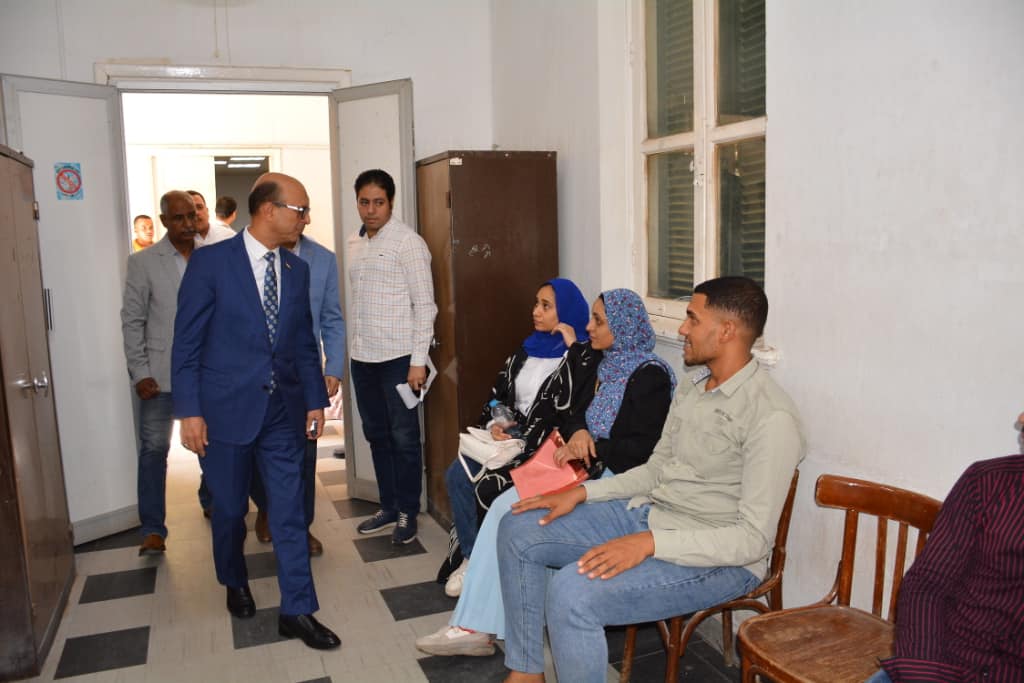 رئيس جامعة أسيوط يتفقد أعمال مكتب التنسيق الإلكتروني