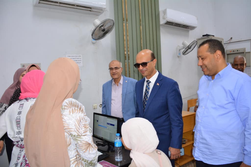 رئيس جامعة أسيوط يتفقد أعمال مكتب التنسيق الإلكتروني
