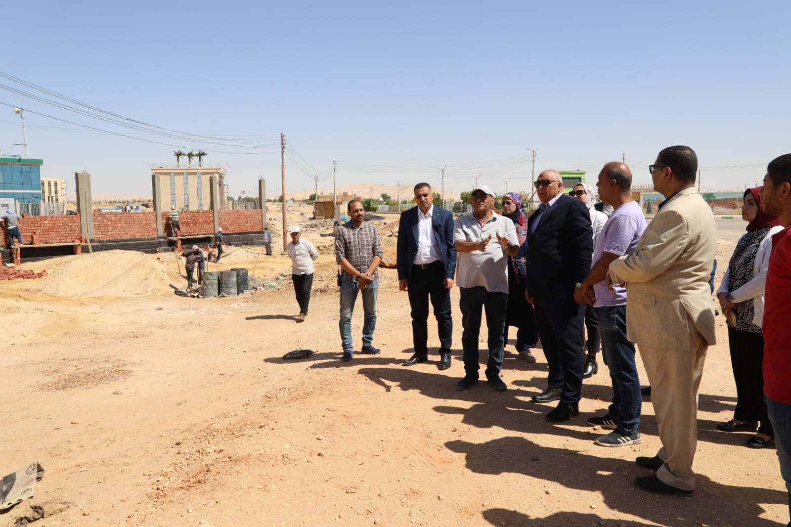 محافظ الوادي الجديد يتابع موقف تشغيل المرافق بالعاصمة الإدارية الجديدة للمحافظة 