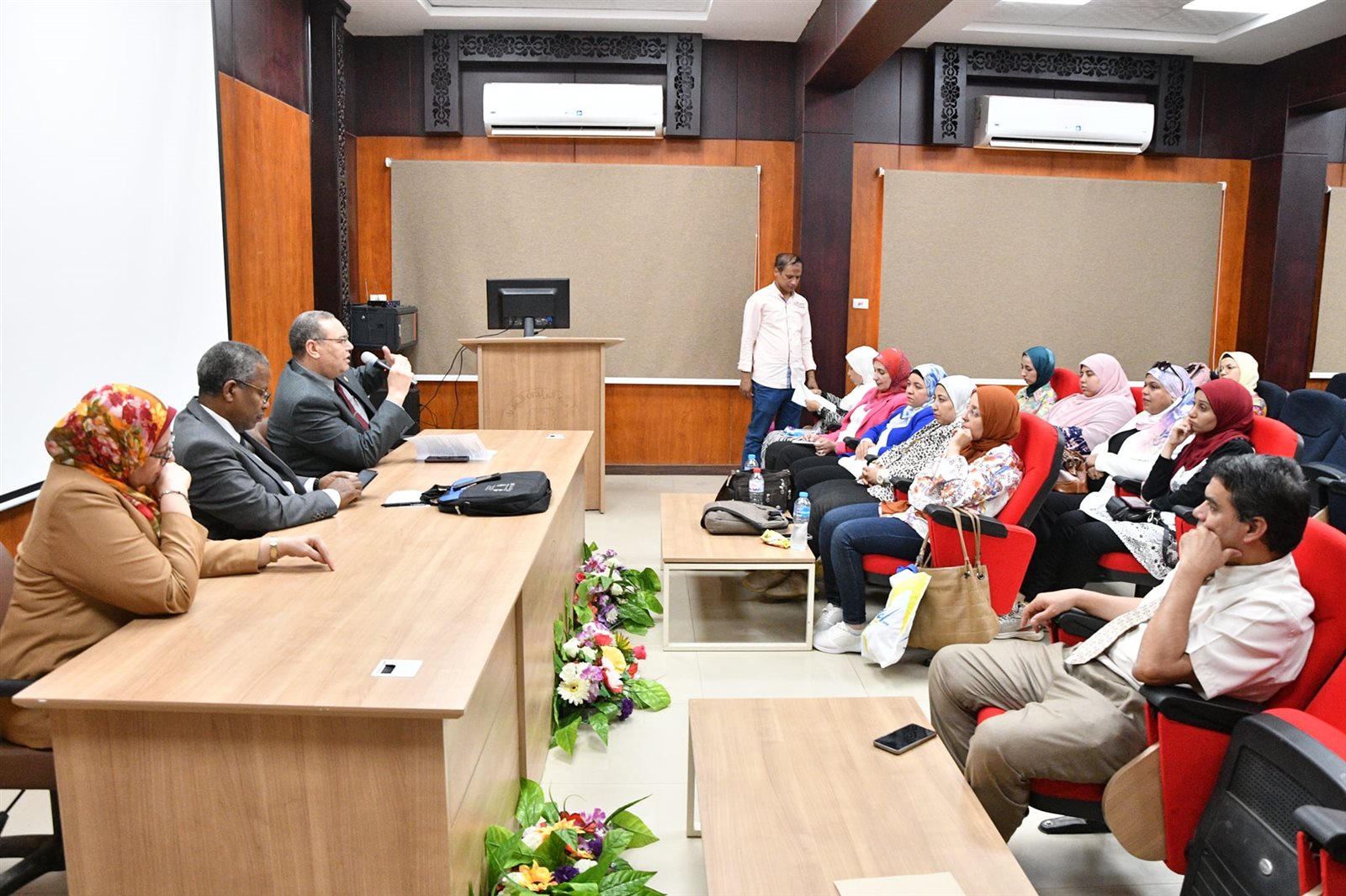 تقام في جامعة الوادي الجديد دورة تدريبية لإعداد المعلم الجامعي