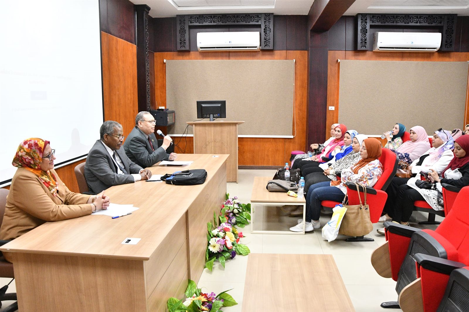 تقام في جامعة الوادي الجديد دورة تدريبية لإعداد المعلم الجامعي