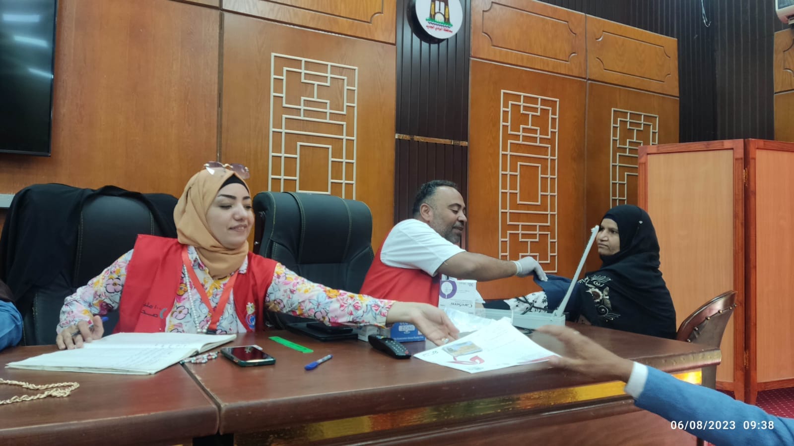 مجلس مدينة الخارجة يستقبل فريق 100 يوم صحة للكشف على الموظفين