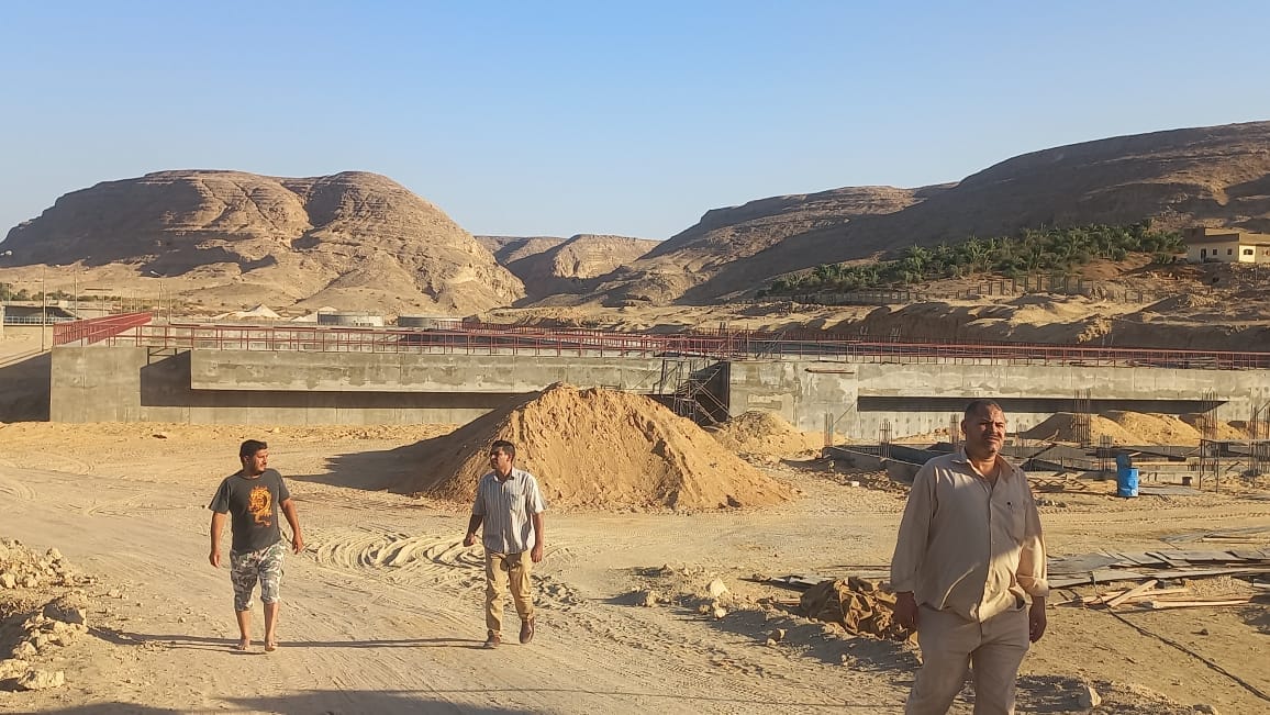 رئيس مركز ومدينة الغنايم يتفقد محطة معالجة صرف صحي بقرية المشايعة
