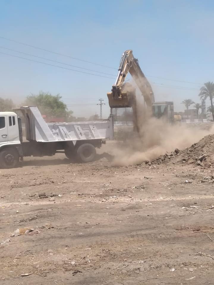 تنظيف وتحسين حالة الطرق في مركز الفتح باسيوط