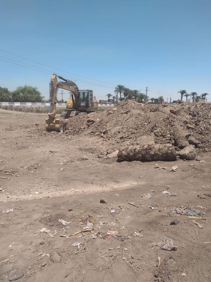 تنظيف وتحسين حالة الطرق في مركز الفتح باسيوط