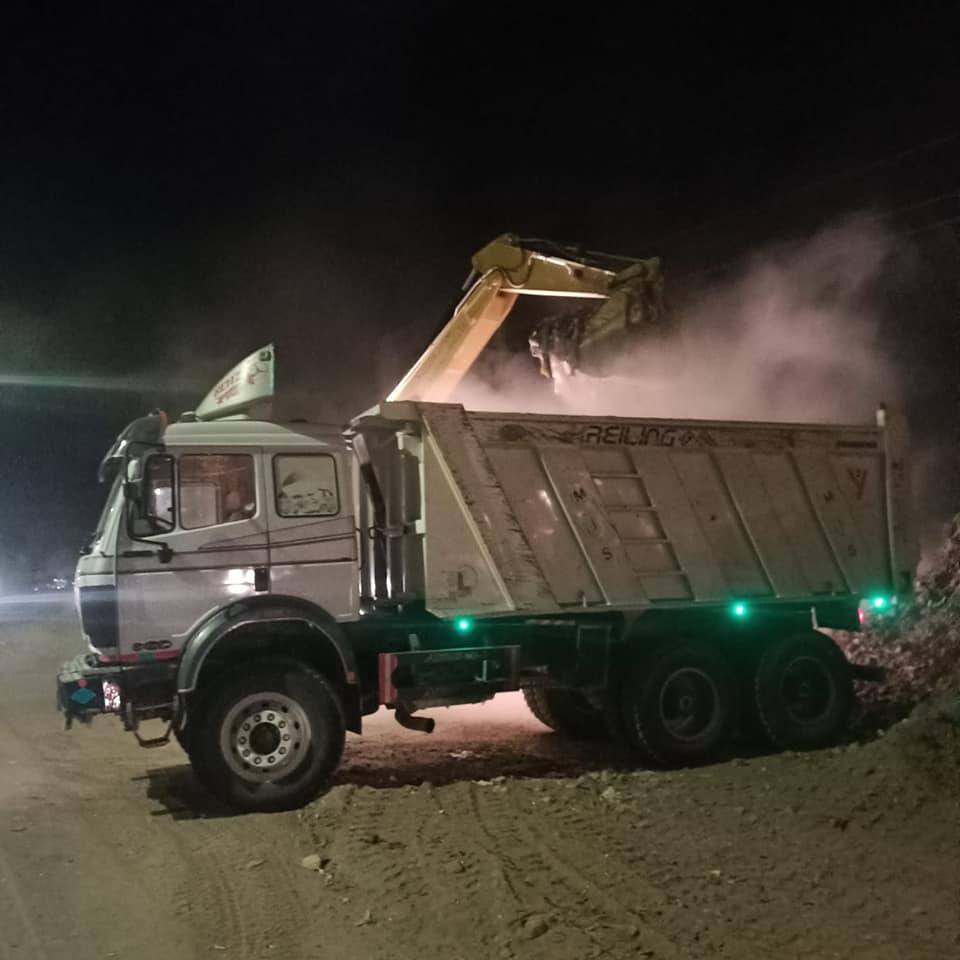 تنظيف وتحسين حالة الطرق في مركز الفتح باسيوط