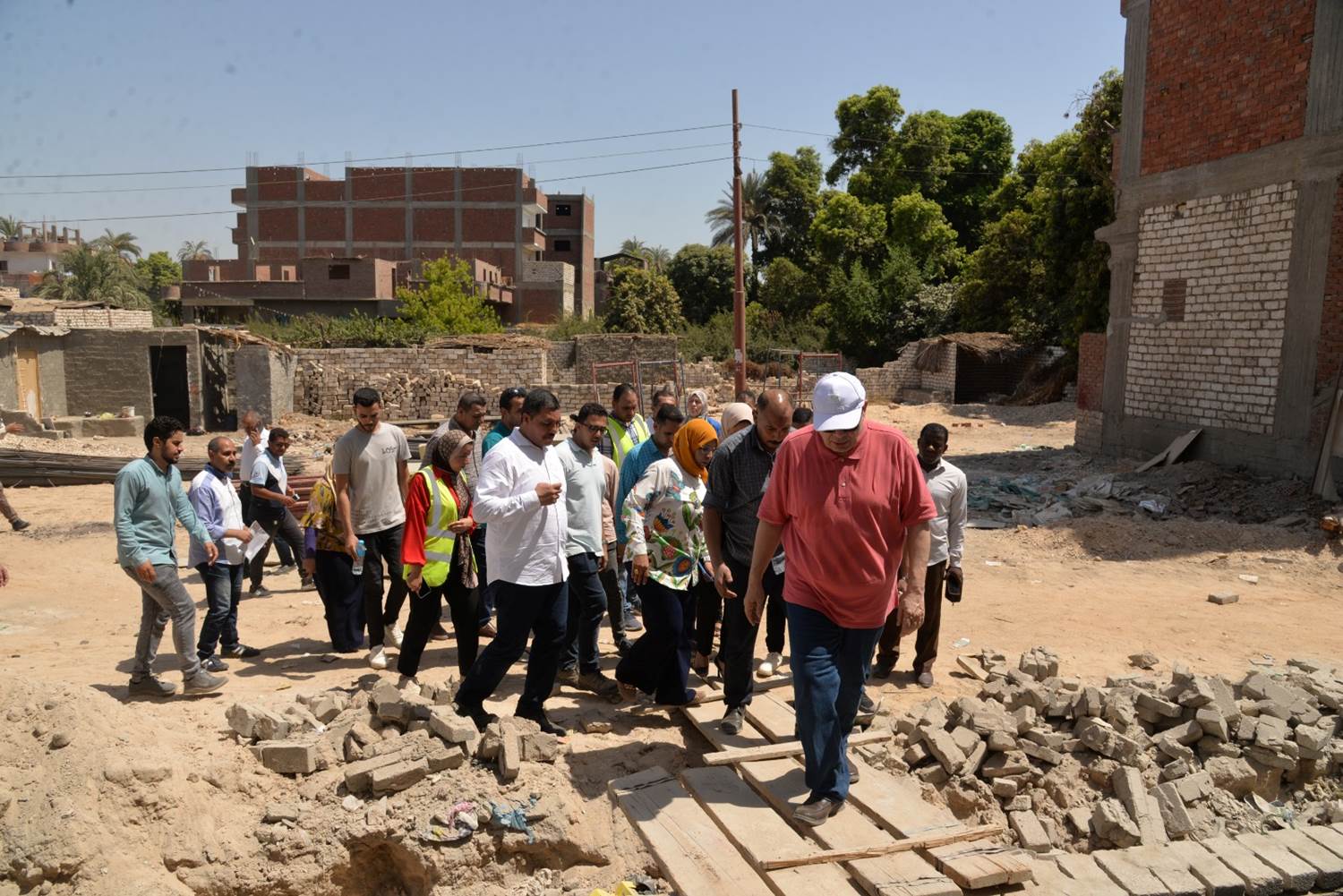 محافظ أسيوط يتفقد أعمال إنشاء الوحدة الصحية بقرية العفادرة بساحل سليم