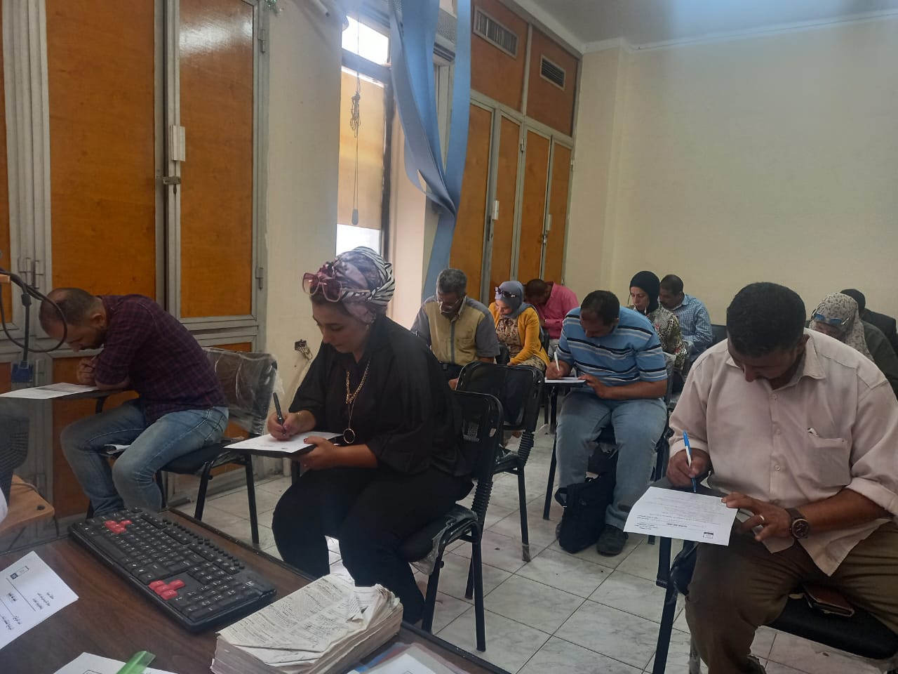 محافظ أسيوط عقد اختبارات للمتقدمين للدورات التدريبية بمركز بسقارة للعاملين بالوحدات المحلية