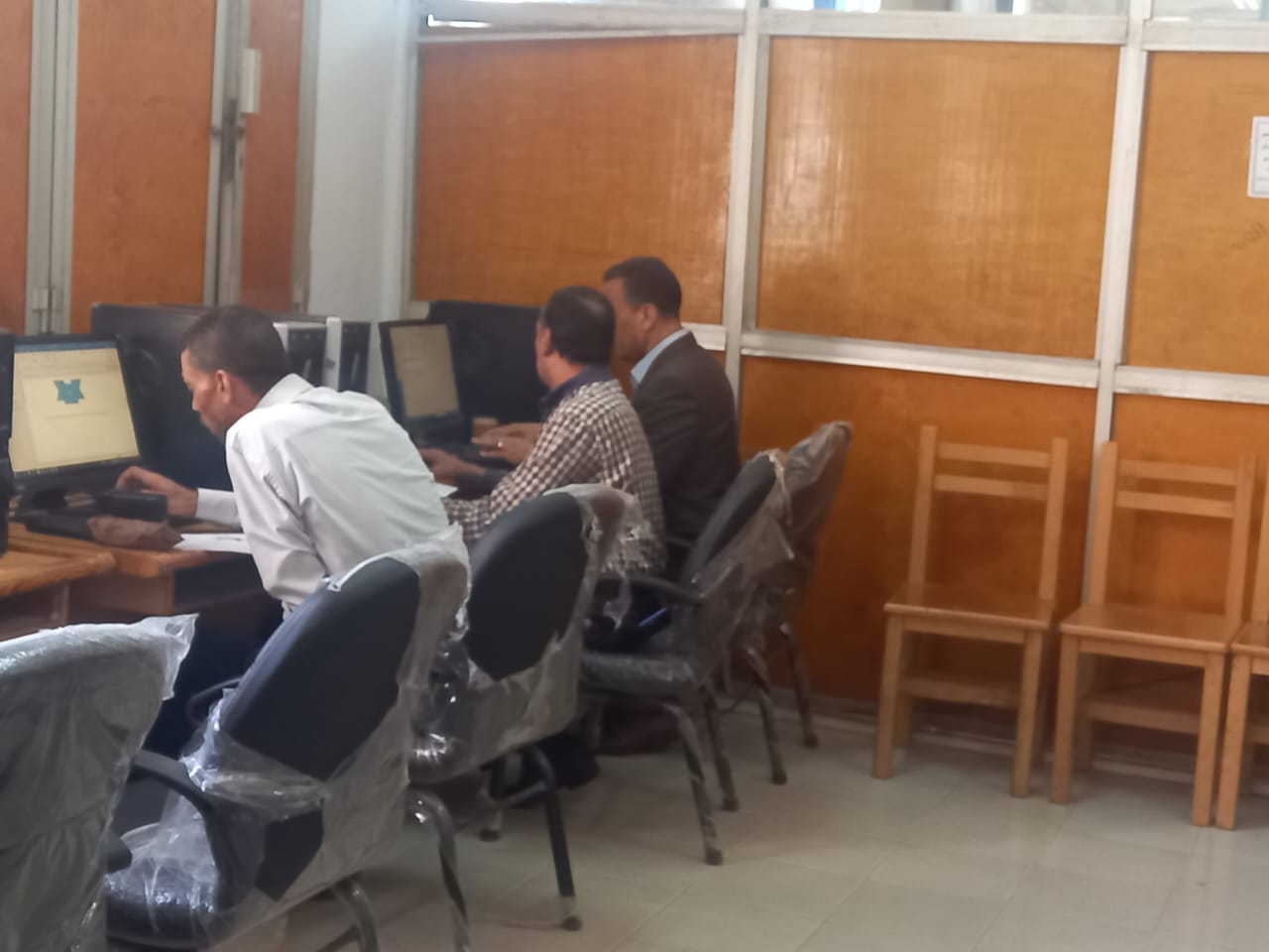 محافظ أسيوط عقد اختبارات للمتقدمين للدورات التدريبية بمركز بسقارة للعاملين بالوحدات المحلية