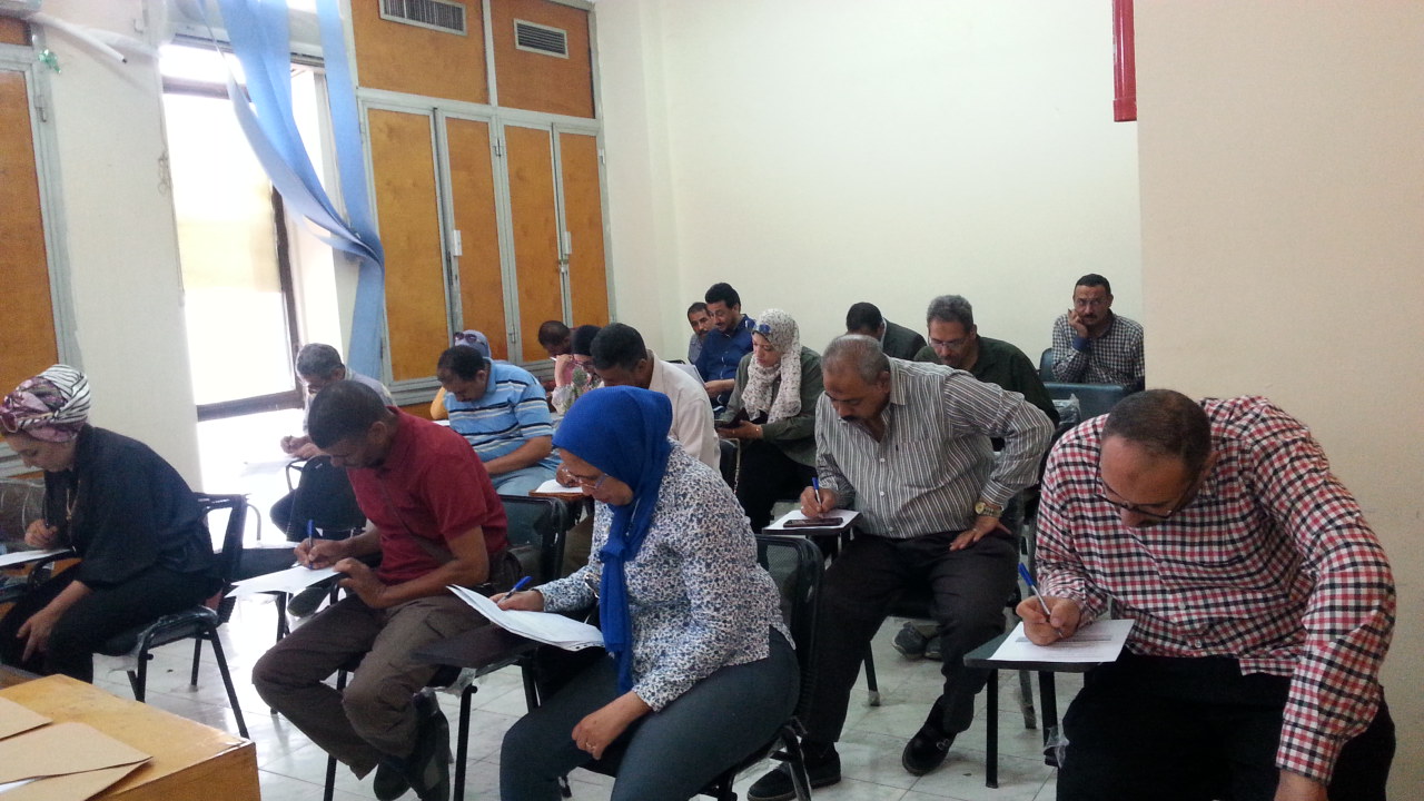 محافظ أسيوط عقد اختبارات للمتقدمين للدورات التدريبية بمركز بسقارة للعاملين بالوحدات المحلية