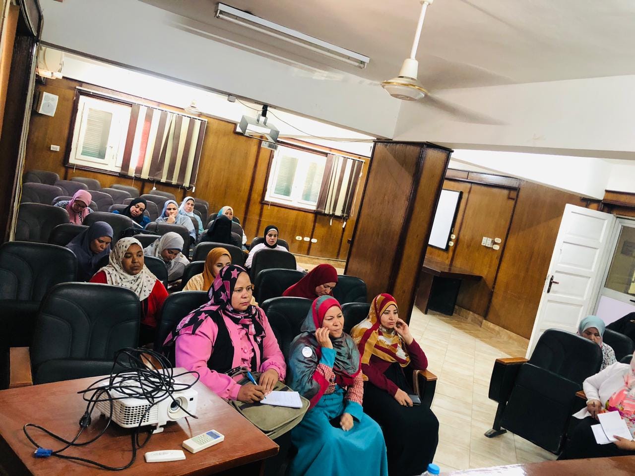 رئيس الإدارة المركزية بقطاع السكان وتنظيم الأسرة تجتمع بمشرفات التمريض والرائدات بأسيوط