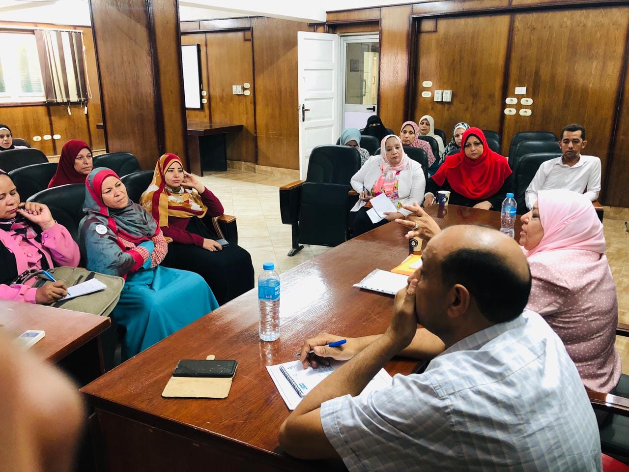 رئيس الإدارة المركزية بقطاع السكان وتنظيم الأسرة تجتمع بمشرفات التمريض والرائدات بأسيوط