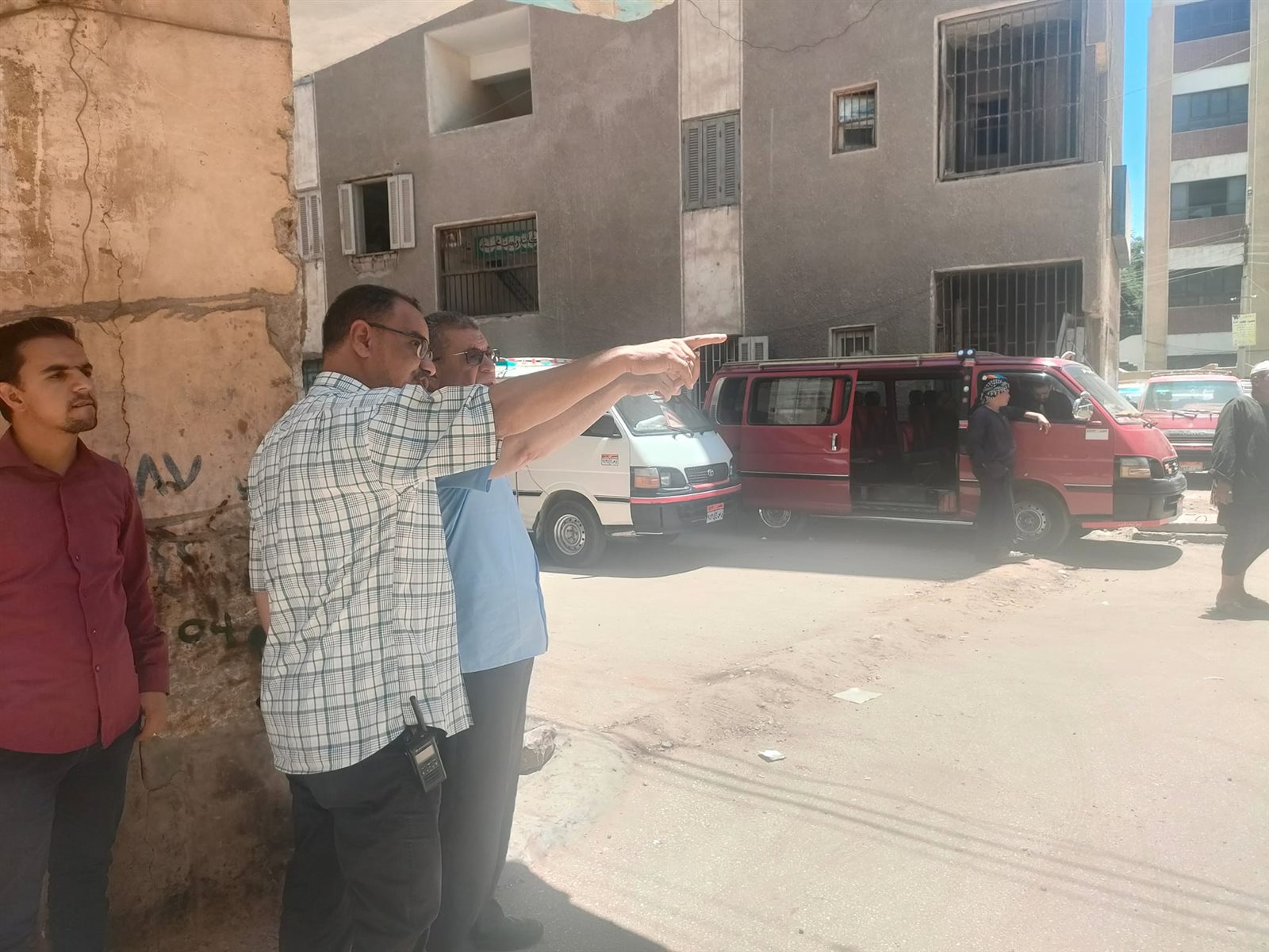 رئيس مدينة القوصية .. إنشاء موقف سيارات جديد ويتفقد مواقف السيارات الحالية