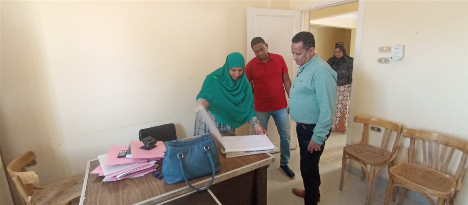 رئيس الوحدة المحلية بباريس يشدد علي ضرورة الالتزام بترشيد استخدام الطاقة الكهربائية
