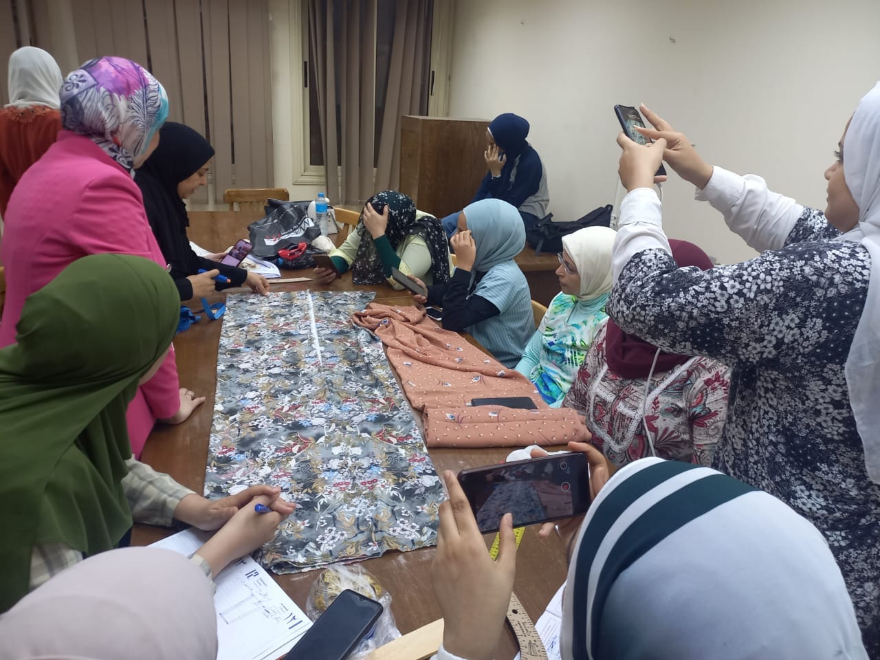 ورش التفصيل والخياطة تواصل فعالياتها بقصر ثقافة أسيوط