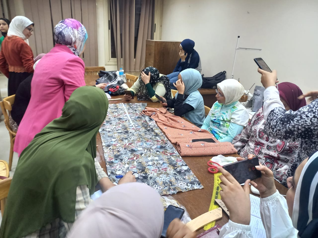ورش التفصيل والخياطة تواصل فعالياتها بقصر ثقافة أسيوط