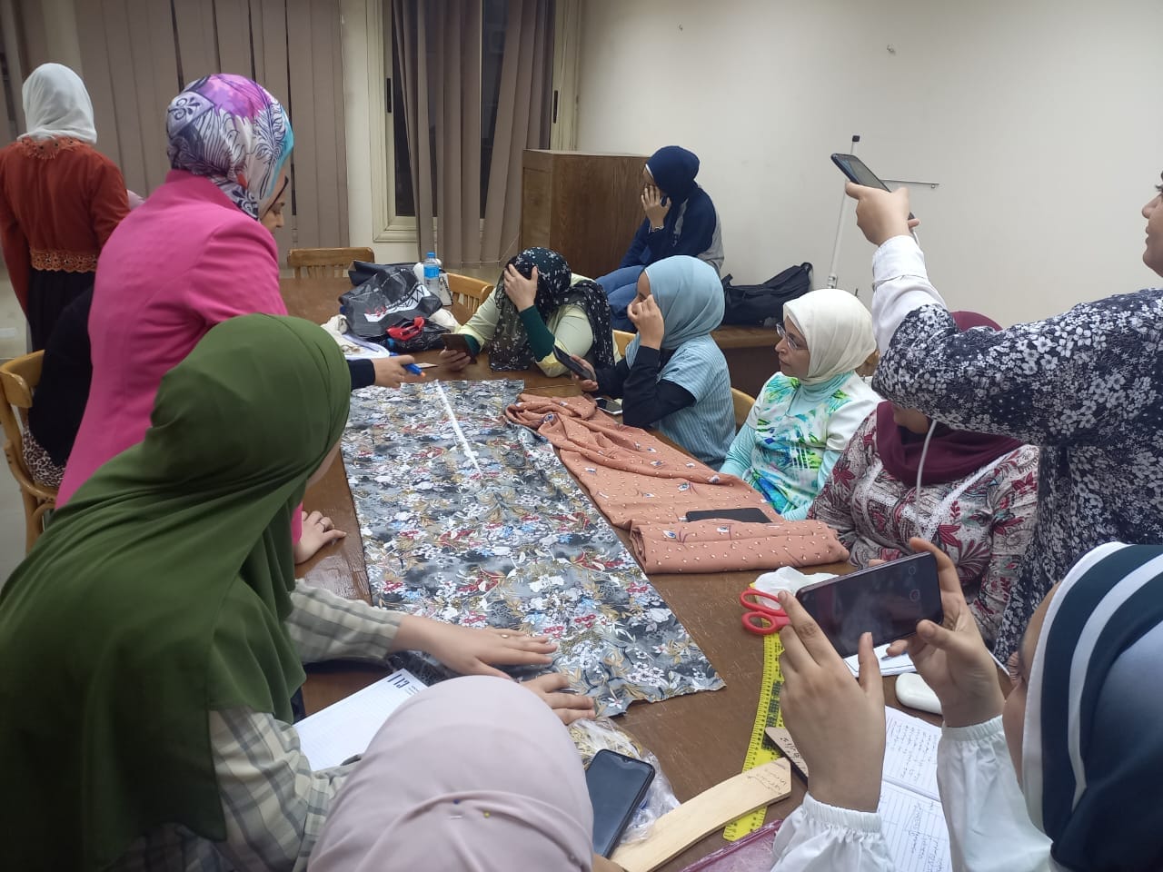 ورش التفصيل والخياطة تواصل فعالياتها بقصر ثقافة أسيوط