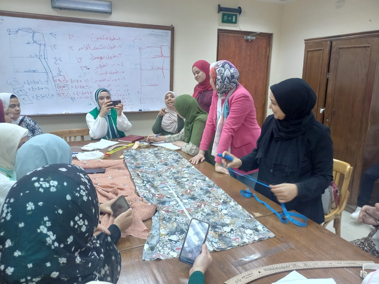 ورش التفصيل والخياطة تواصل فعالياتها بقصر ثقافة أسيوط