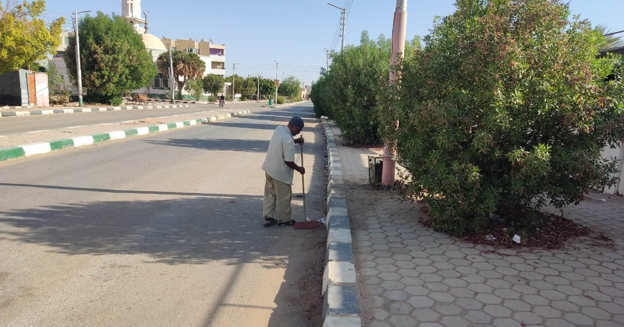 حملات مكثفة لتنظيف الشوارع ومتخللات العمارات السكنية ورفع المخلفات وجمع القمامة بالخارجة