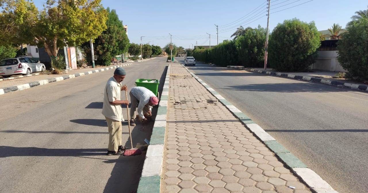 حملات مكثفة لتنظيف الشوارع ومتخللات العمارات السكنية ورفع المخلفات وجمع القمامة بالخارجة