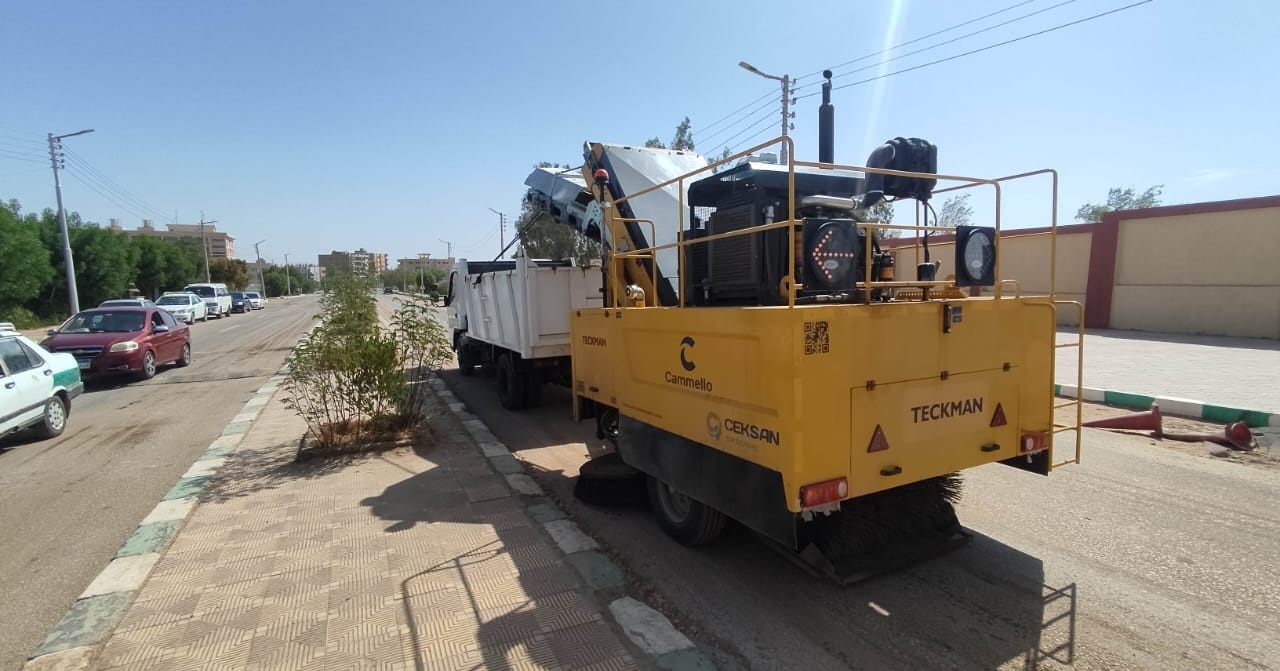 حملات مكثفة لتنظيف الشوارع ومتخللات العمارات السكنية ورفع المخلفات وجمع القمامة بالخارجة