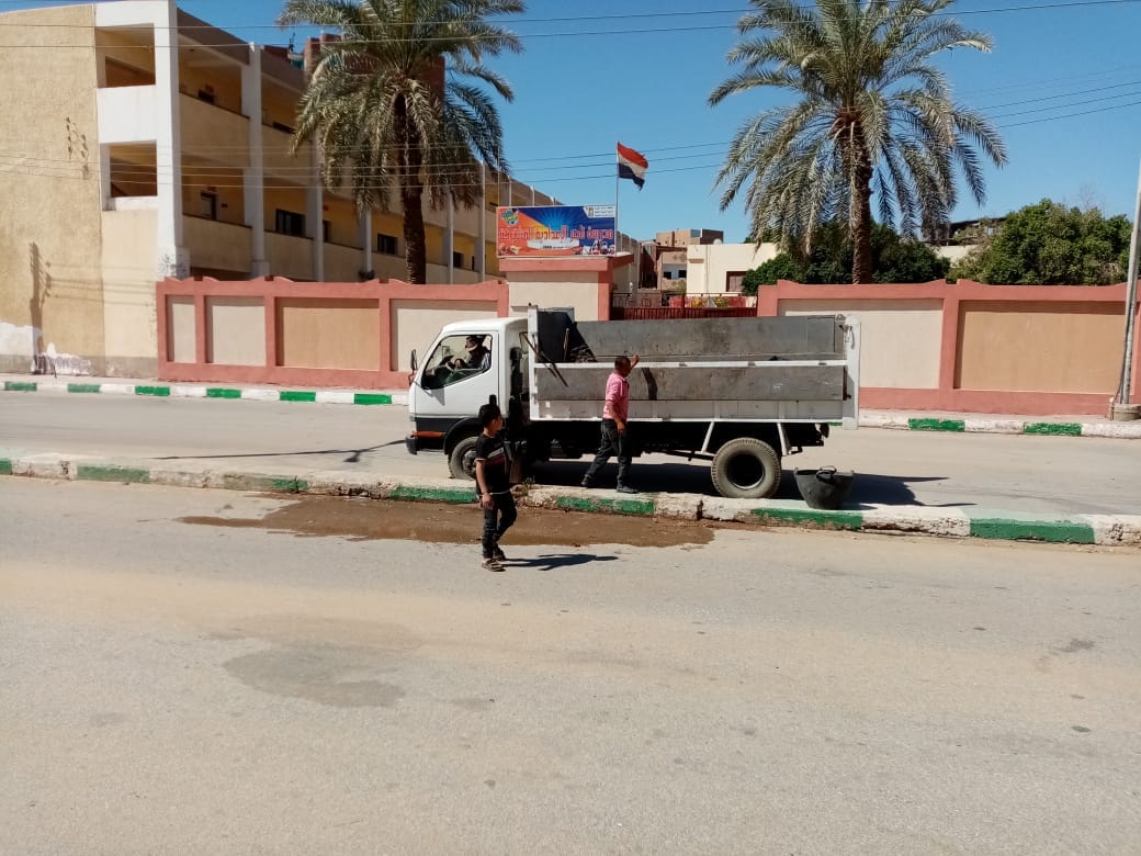 حملات مكثفة لتنظيف الشوارع ومتخللات العمارات السكنية ورفع المخلفات وجمع القمامة بالخارجة
