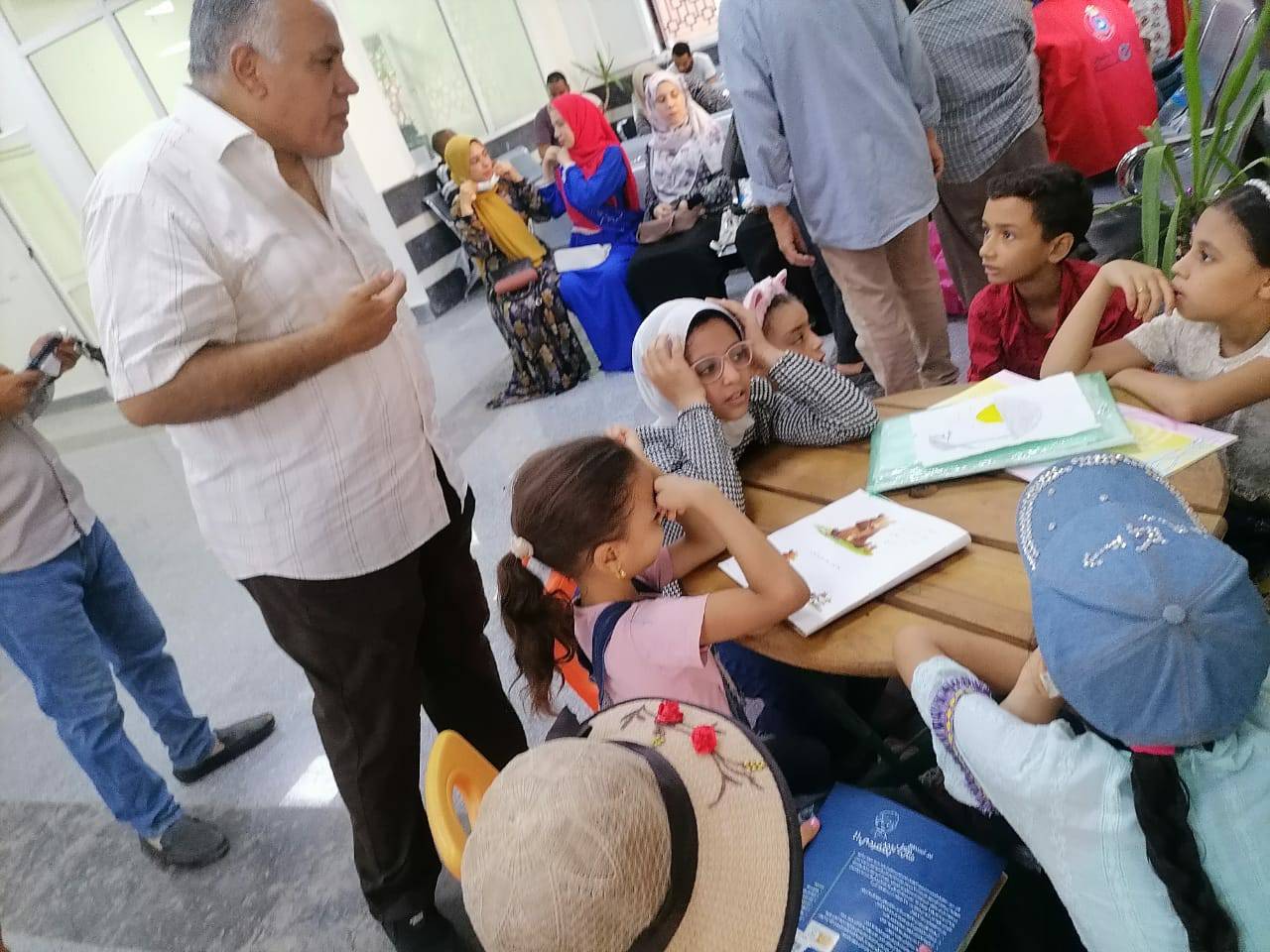 ﻣﻜﺘﺒﺔ ﻣﺼﺮ اﻟﻌﺎﻣﻪ أﺳﻴﻮط تنظيم فعاليات زيارة المكتبة المتنقلة لقرية بني مر