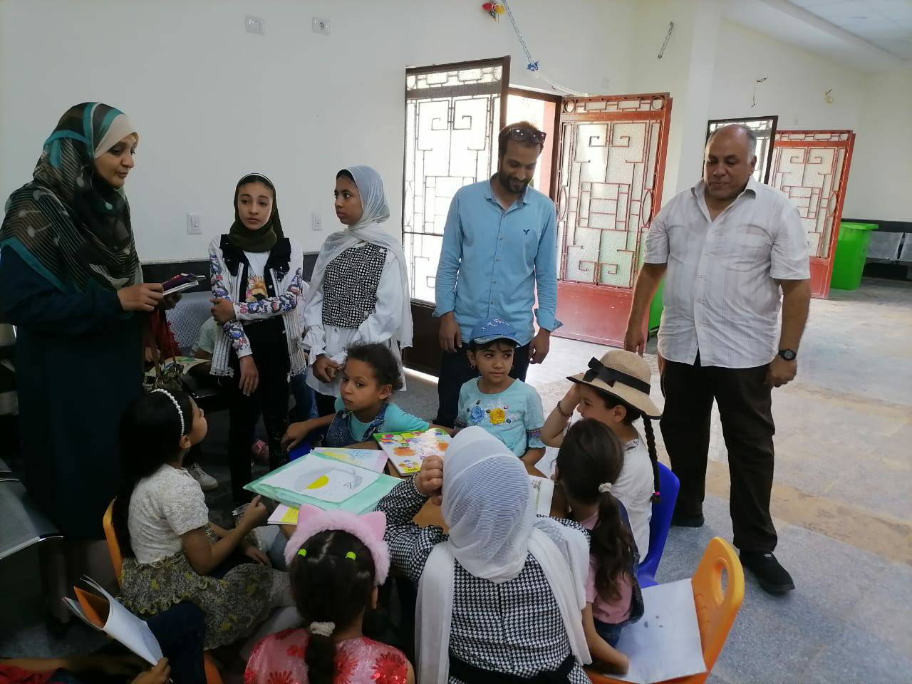 ﻣﻜﺘﺒﺔ ﻣﺼﺮ اﻟﻌﺎﻣﻪ أﺳﻴﻮط تنظيم فعاليات زيارة المكتبة المتنقلة لقرية بني مر