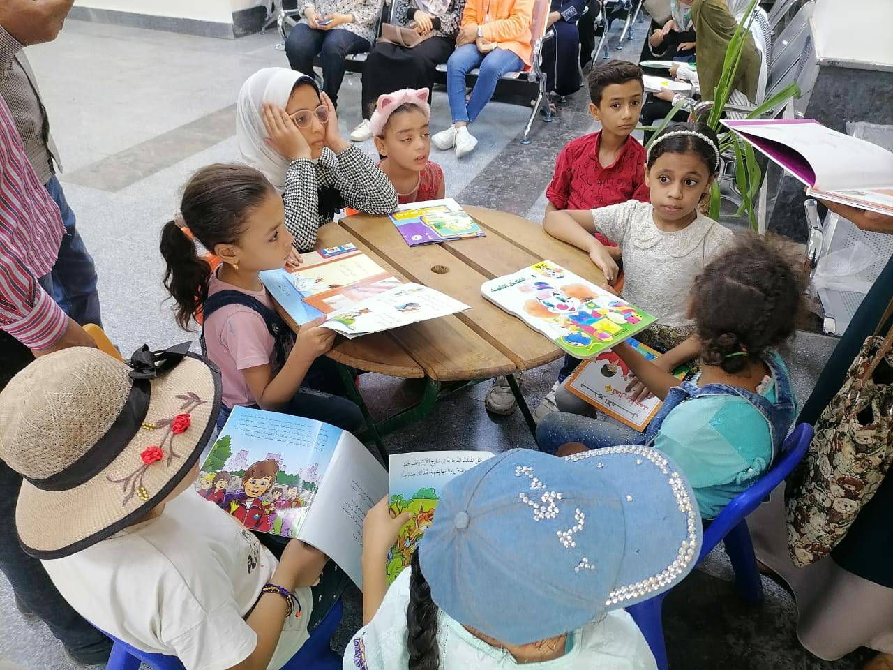 ﻣﻜﺘﺒﺔ ﻣﺼﺮ اﻟﻌﺎﻣﻪ أﺳﻴﻮط تنظيم فعاليات زيارة المكتبة المتنقلة لقرية بني مر