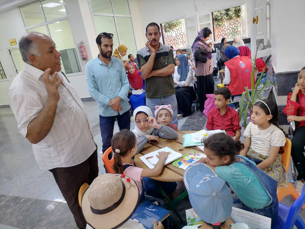 ﻣﻜﺘﺒﺔ ﻣﺼﺮ اﻟﻌﺎﻣﻪ أﺳﻴﻮط تنظيم فعاليات زيارة المكتبة المتنقلة لقرية بني مر