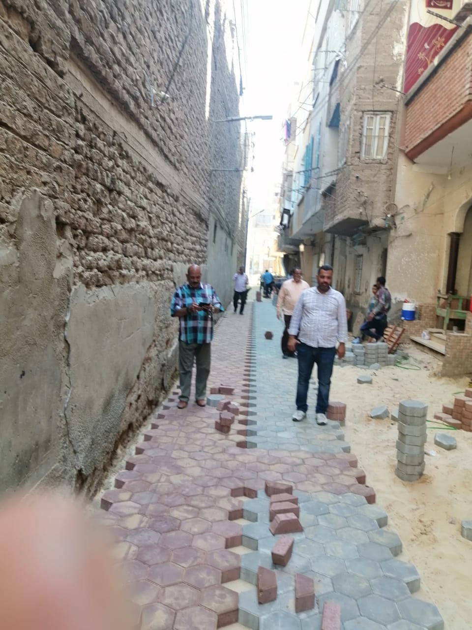 محافظ أسيوط استمرار أعمال تركيب الانترلوك بالشوارع الضيقة بمدينة ديروط